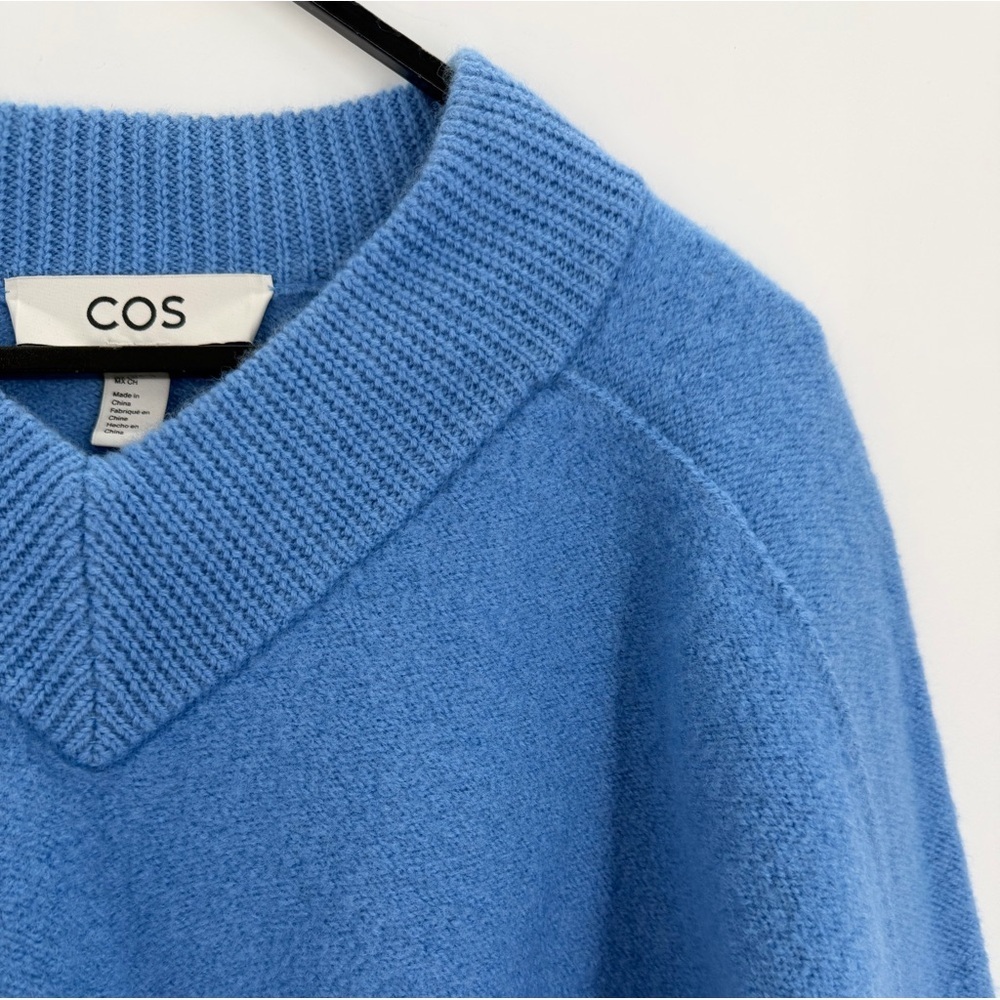 Cos Cropped V Neck Wool Relaxed Fit Jumper In Sky Blue - Picture 4 of 8